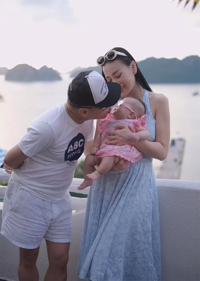 Shark Bình âu yếm con gái Jenny. (FB: Đỗ Phương Oanh)