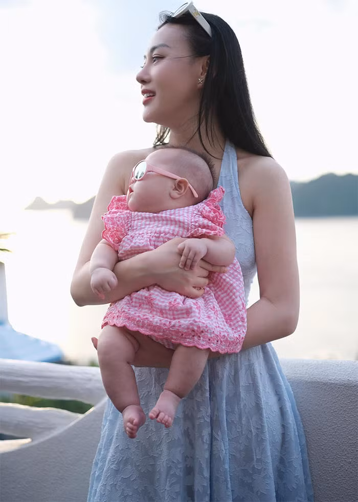 Phương Oanh vẫn giữ được vẻ gợi cảm, quyến rũ dù đang là mẹ bỉm sữa. (FB: Đỗ Phương Oanh)