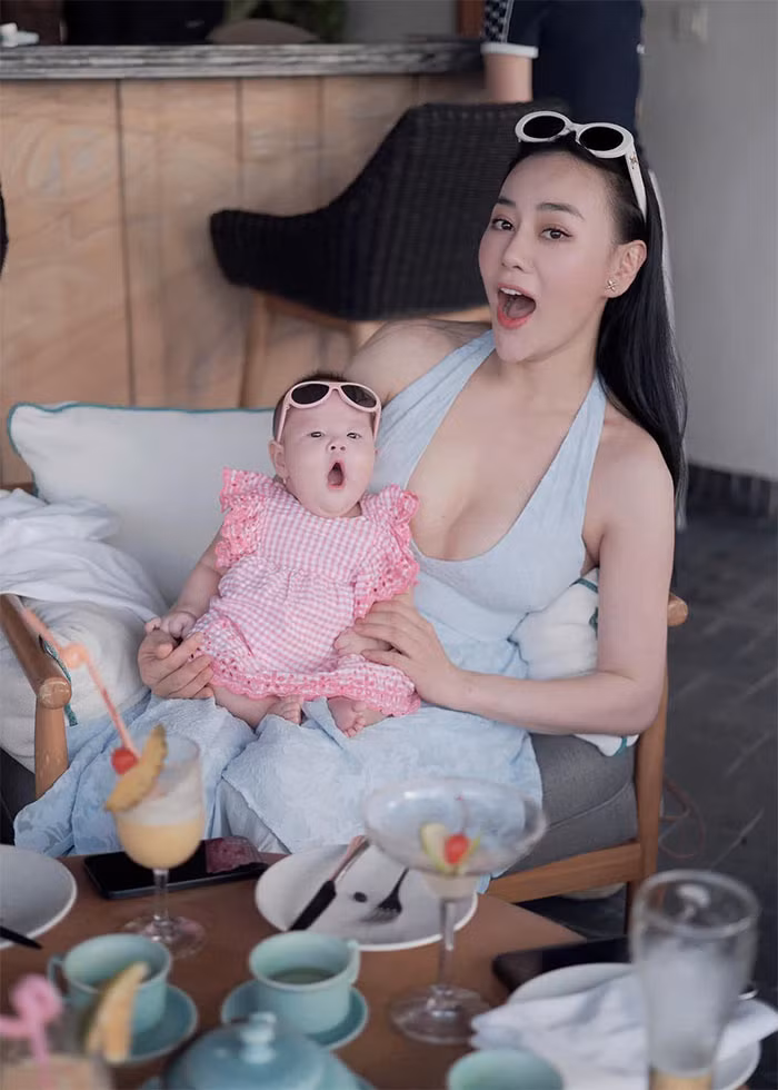 Hai bé Jimmy - Jenny đã được 3 tháng tuổi và Phương Oanh cũng dần lấy lại vóc dáng. (FB: Đỗ Phương Oanh)