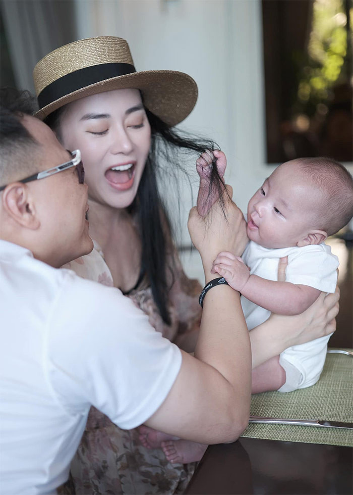 Ai nhìn ảnh cũng nhận xét hai con của Phương Oanh giống hệt bố. (FB: Đỗ Phương Oanh)