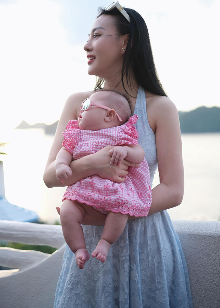 Phương Oanh vẫn giữ được vẻ gợi cảm, quyến rũ dù đang là mẹ bỉm sữa. (FB: Đỗ Phương Oanh)