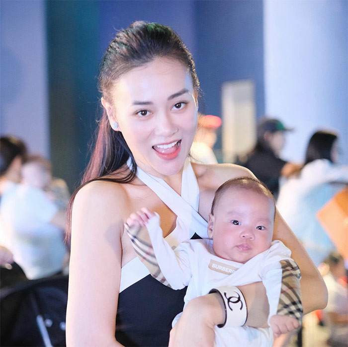 Từ khi có con, Phương Oanh ít hoạt động nghệ thuật hơn so với trước. Cô dành nhiều thời gian chăm sóc gia đình nhỏ. (FB: Đỗ Phương Oanh)