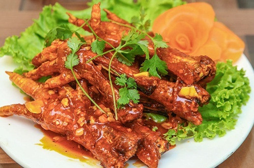 Món chân gà quái thú có cái tên bắt nguồn từ kiểu sơ chế, người ta phải cắt chân gà để lộ phần gân, xương bên trong mới tẩm ướp gia vị. Vì thế, thành phẩm làm ra sẽ là những chiếc chân có phần đáng sợ hơn mức bình thường. Món ăn sẽ thấm đẫm gia vị, lớp bột chiên giòn bên ngoài và lớp da gà dai giòn bên trong mang lại cảm giác vô cùng thú vị.