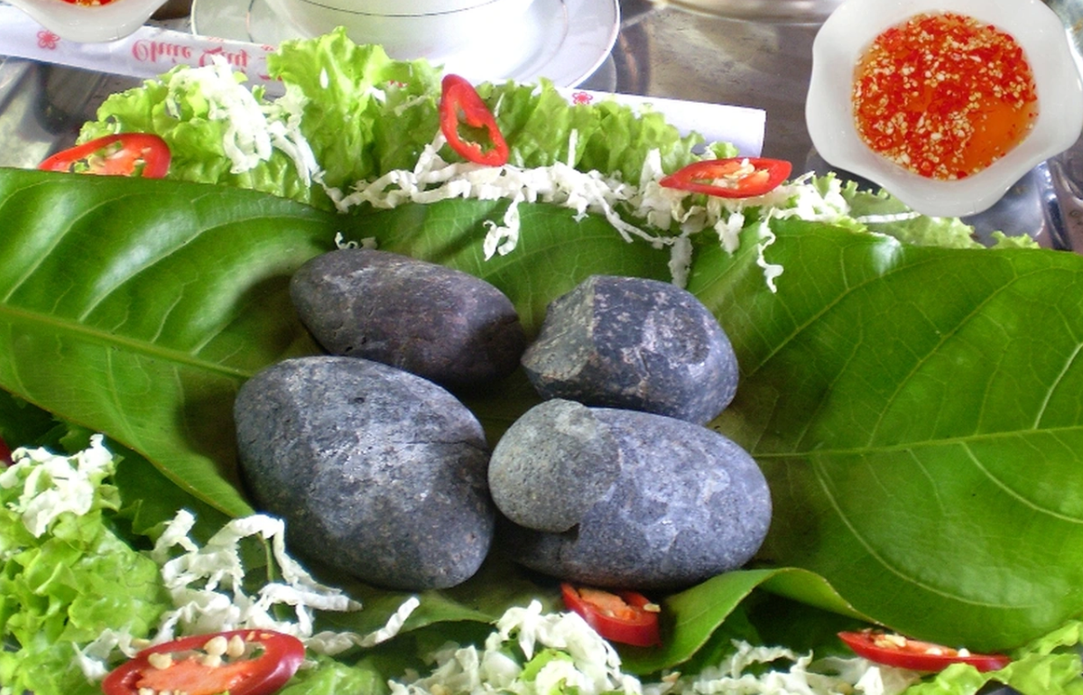 Sỏi mầm là một món ăn đặc sản thơm ngon trong ẩm thực Hậu Giang. Khi gọi sỏi mầm, thực khách sẽ được thưởng thức món thịt lợn rừng chế biến theo một cách đặc biệt. Mỗi suất ăn bao gồm 3-4 viên sỏi được nung thật nóng, dùng để nướng chín thịt heo rừng. Lợn rừng sau khi được ướp gia vị thì được đặt lên sỏi. Sức nóng từ viên sỏi sẽ nướng và giúp làm chín thịt.