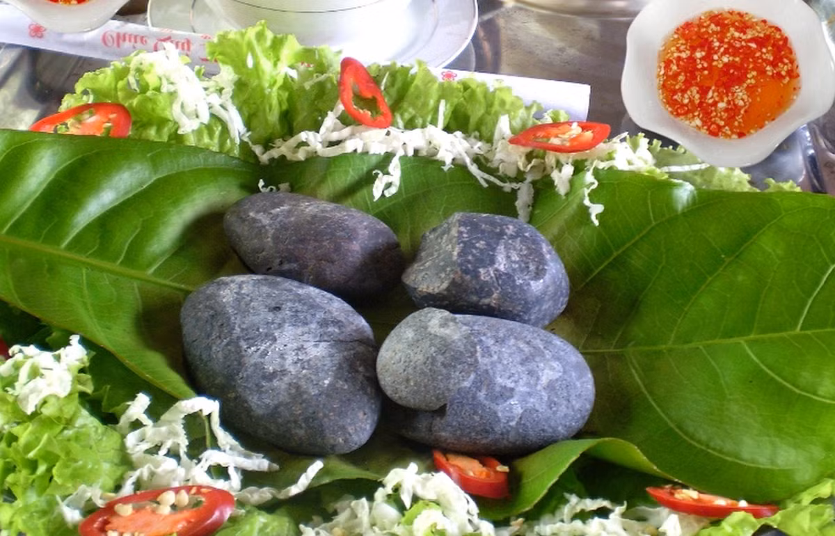 Sỏi mầm là một món ăn đặc sản thơm ngon trong ẩm thực Hậu Giang. Khi gọi sỏi mầm, thực khách sẽ được thưởng thức món thịt lợn rừng chế biến theo một cách đặc biệt. Mỗi suất ăn bao gồm 3-4 viên sỏi được nung thật nóng, dùng để nướng chín thịt heo rừng. Lợn rừng sau khi được ướp gia vị thì được đặt lên sỏi. Sức nóng từ viên sỏi sẽ nướng và giúp làm chín thịt.