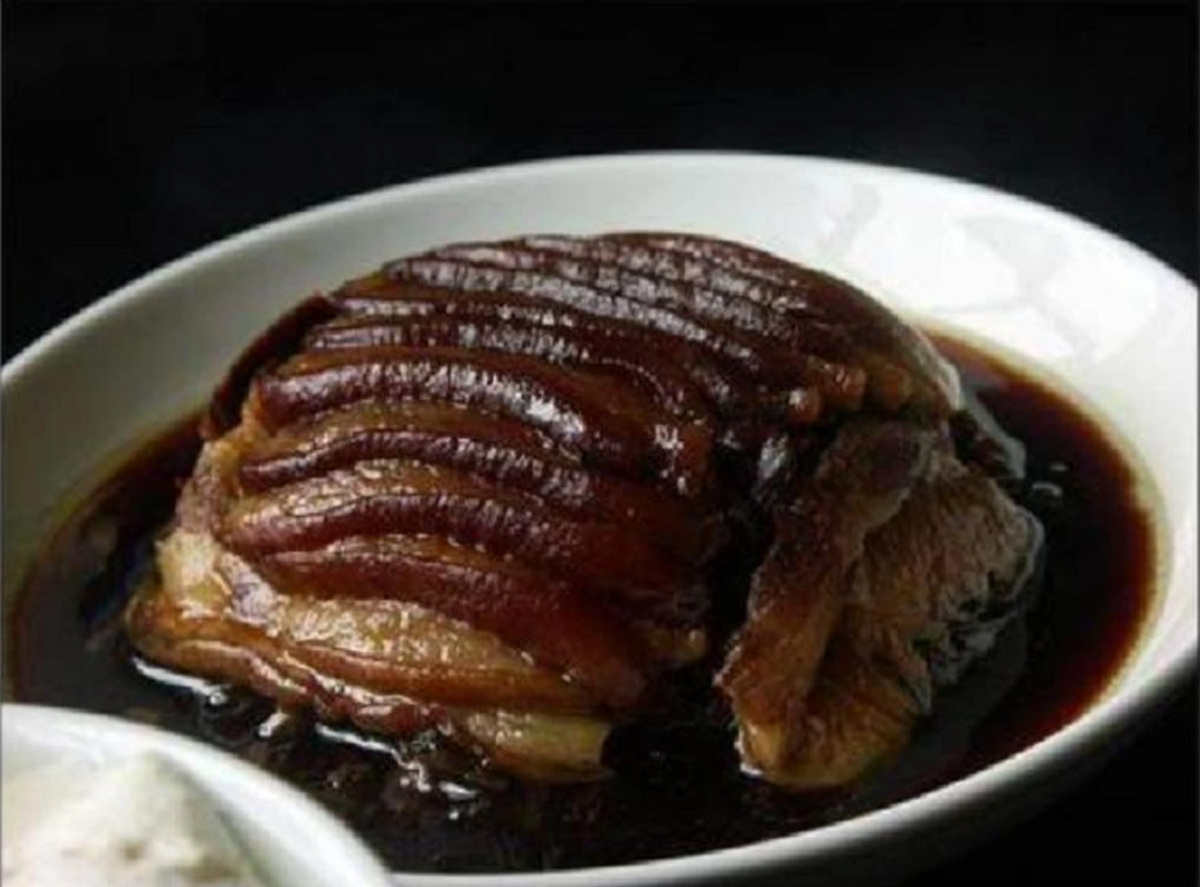 Khâu nhục hay còn gọi là “nằm khâu”, vốn dĩ mang màu sắc văn hóa Trung Quốc, nhưng qua bàn tay của người dân xứ Lạng đã được biến tấu và trở thành món ngon, độc đáo. Nghe tên lạ nhưng đây là món ăn nổi tiếng ở vùng núi Tây Bắc.