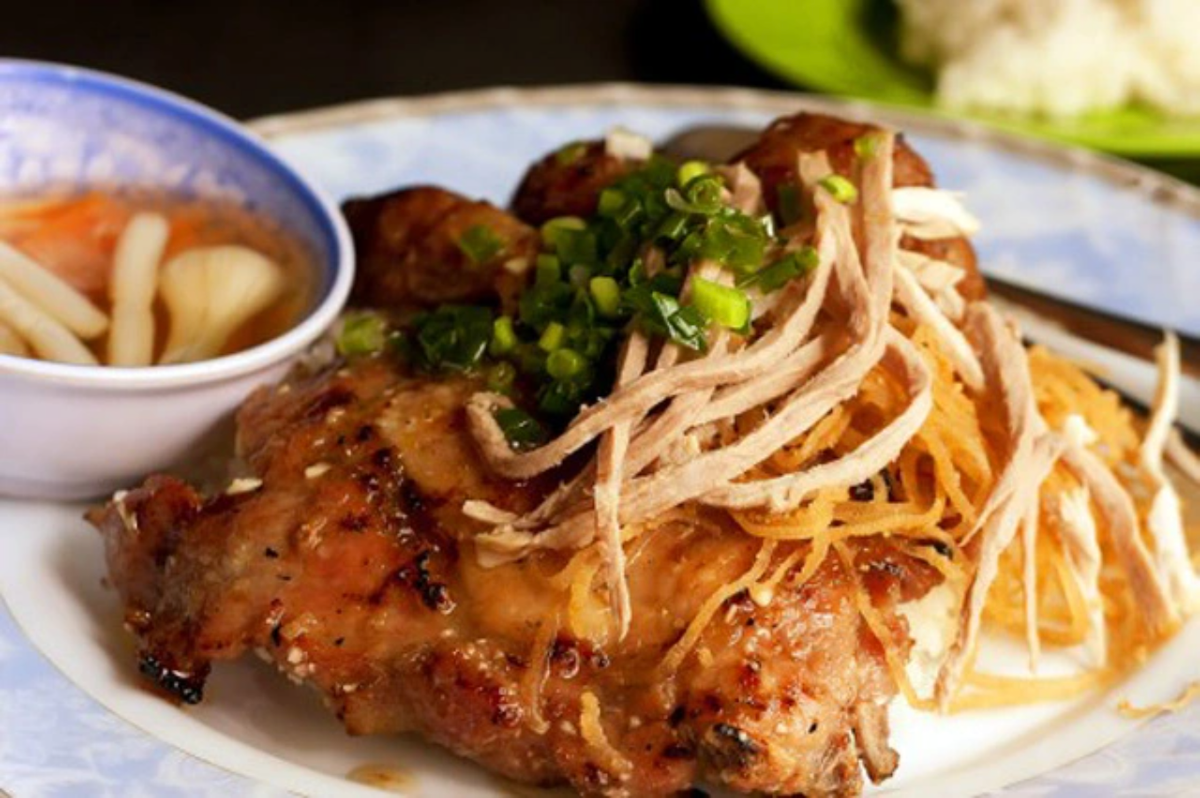 Sà bì chưởng cũng là món ăn tên độc lạ, tuy nhiên món này được khá nhiều người biết đến khi ghé thăm Sài Gòn. Cái tên này chỉ là cách gọi khác để nhắc đến cơm tấm sườn bì chả.