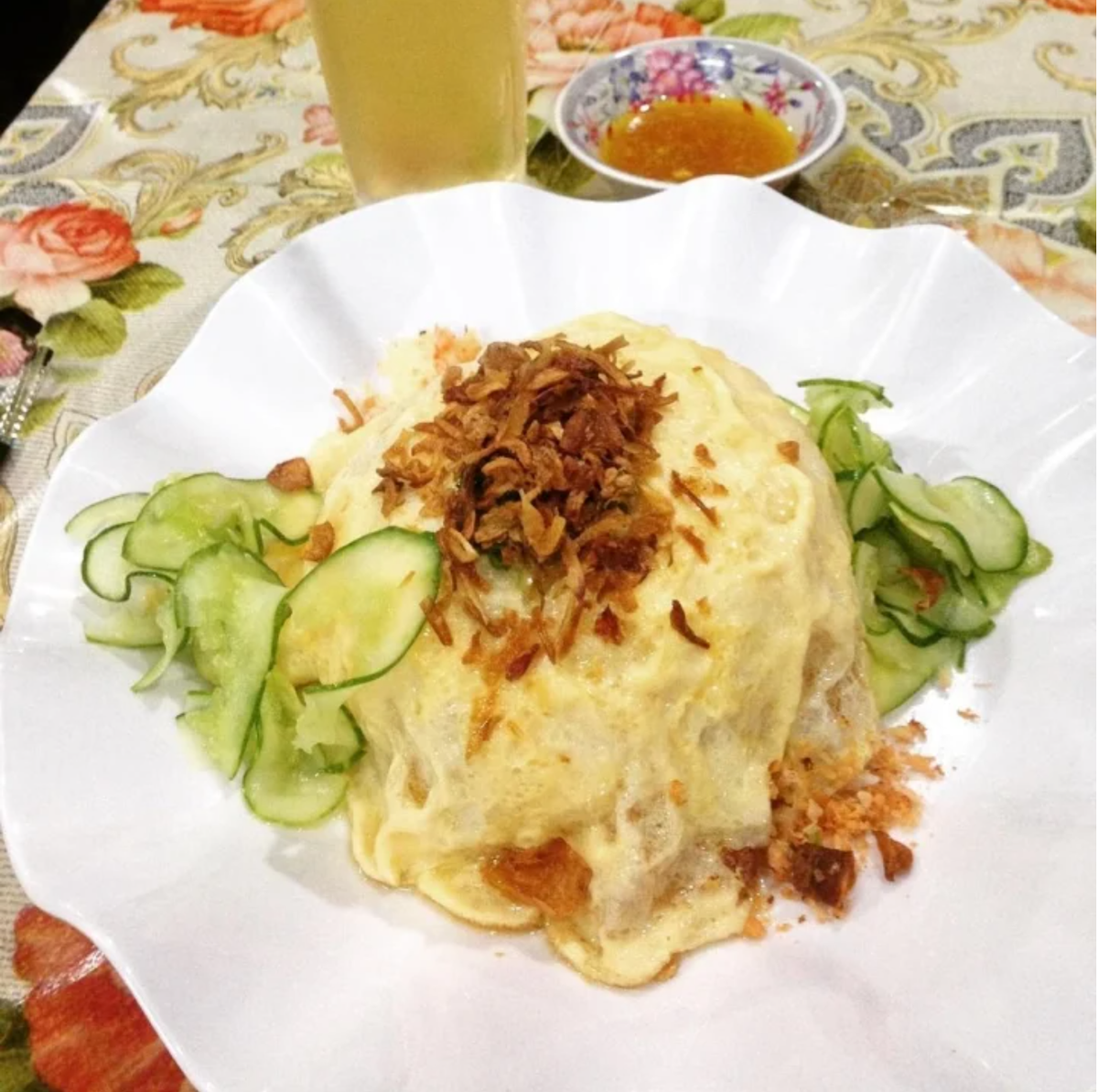 Món ăn gà trùm mền thực chất là món cơm gà chiên giòn. Điều khác biệt là sau khi bày lên dĩa, phần cơm và thịt gà được trùm lên một chiếc mền được làm từ... trứng.