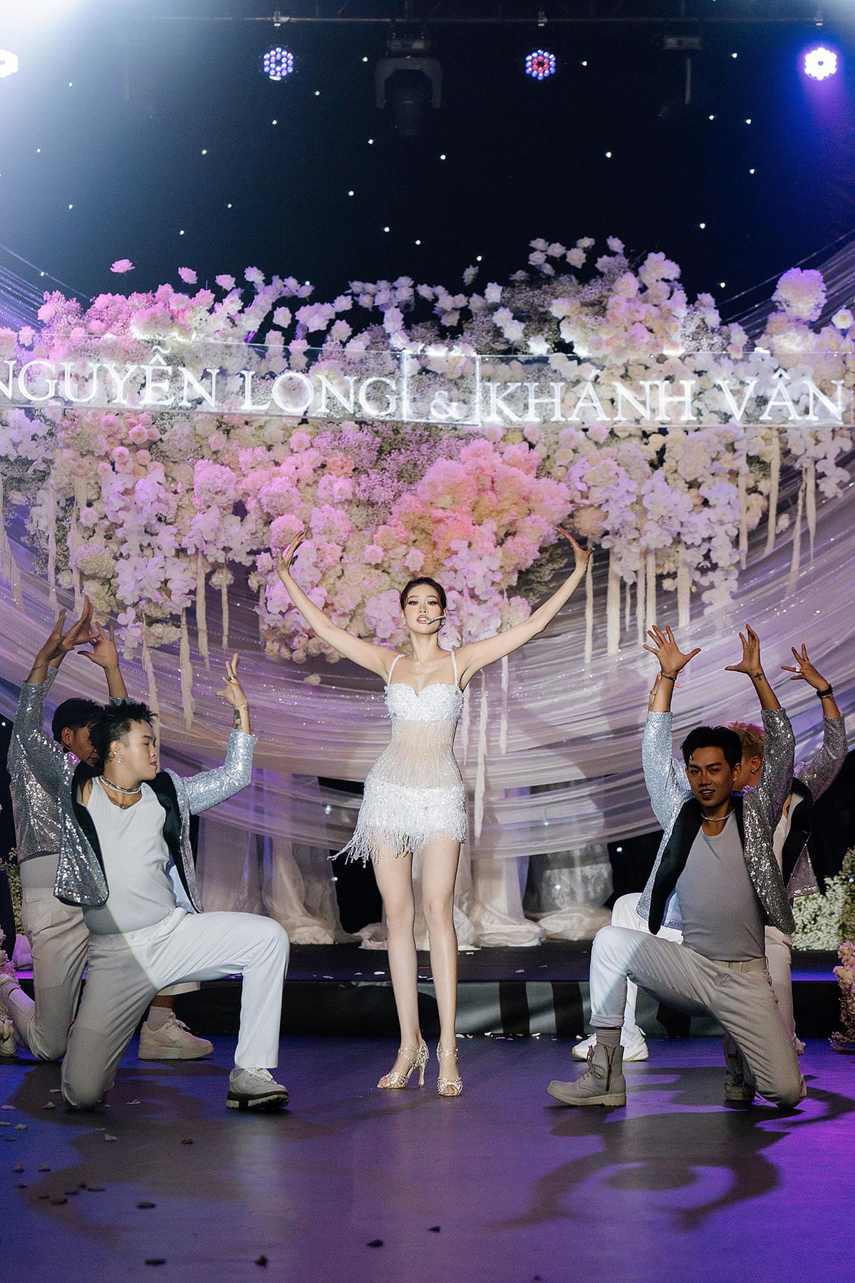 Nàng hậu đã có màn "biến hóa", xé phần tà váy để lộ ra bộ trang phục ôm sát, khoe trọn vóc dáng ngay trong lễ cưới. Ảnh: FB Nguyễn Trần Khánh Vân