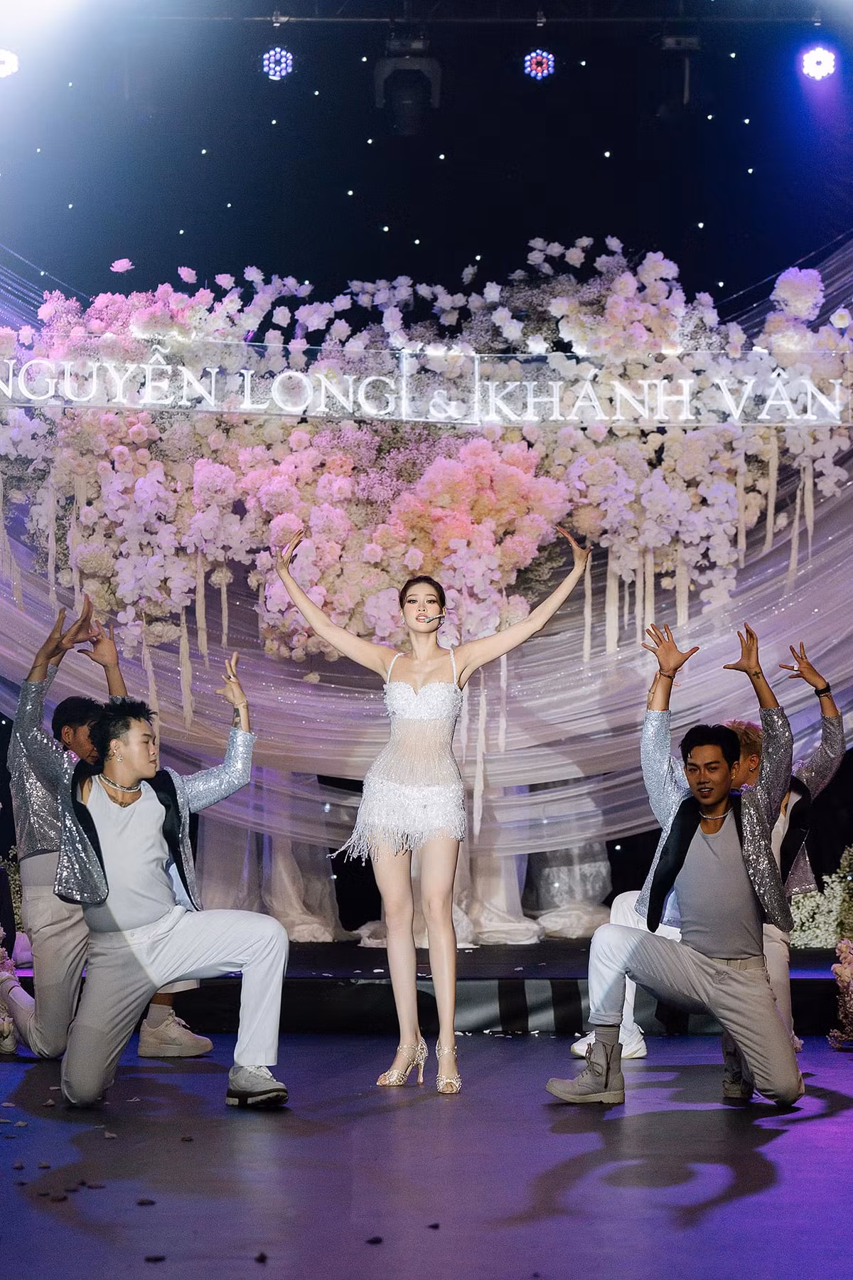 Nàng hậu đã có màn "biến hóa", xé phần tà váy để lộ ra bộ trang phục ôm sát, khoe trọn vóc dáng ngay trong lễ cưới. Ảnh: FB Nguyễn Trần Khánh Vân