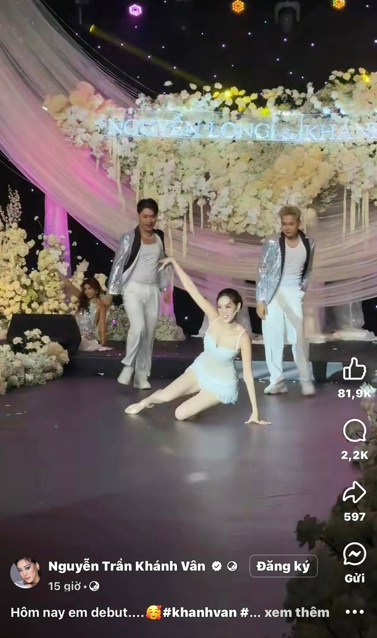 Trước những hành động này của vợ, chú rể chỉ biết lấy tay che mặt cười và chăm chú dõi theo. Ảnh: FB Nguyễn Trần Khánh Vân