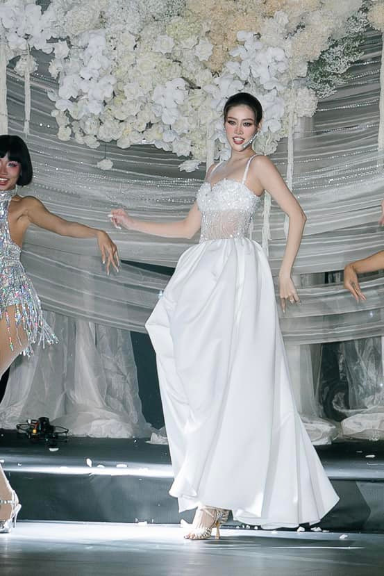 Khánh Vân cho biết đây chính là màn "debut" làm ca sĩ của cô sau 101 lần đi "hát dạo" ở các đám cưới đồng nghiệp. Ảnh: FB Nguyễn Trần Khánh Vân