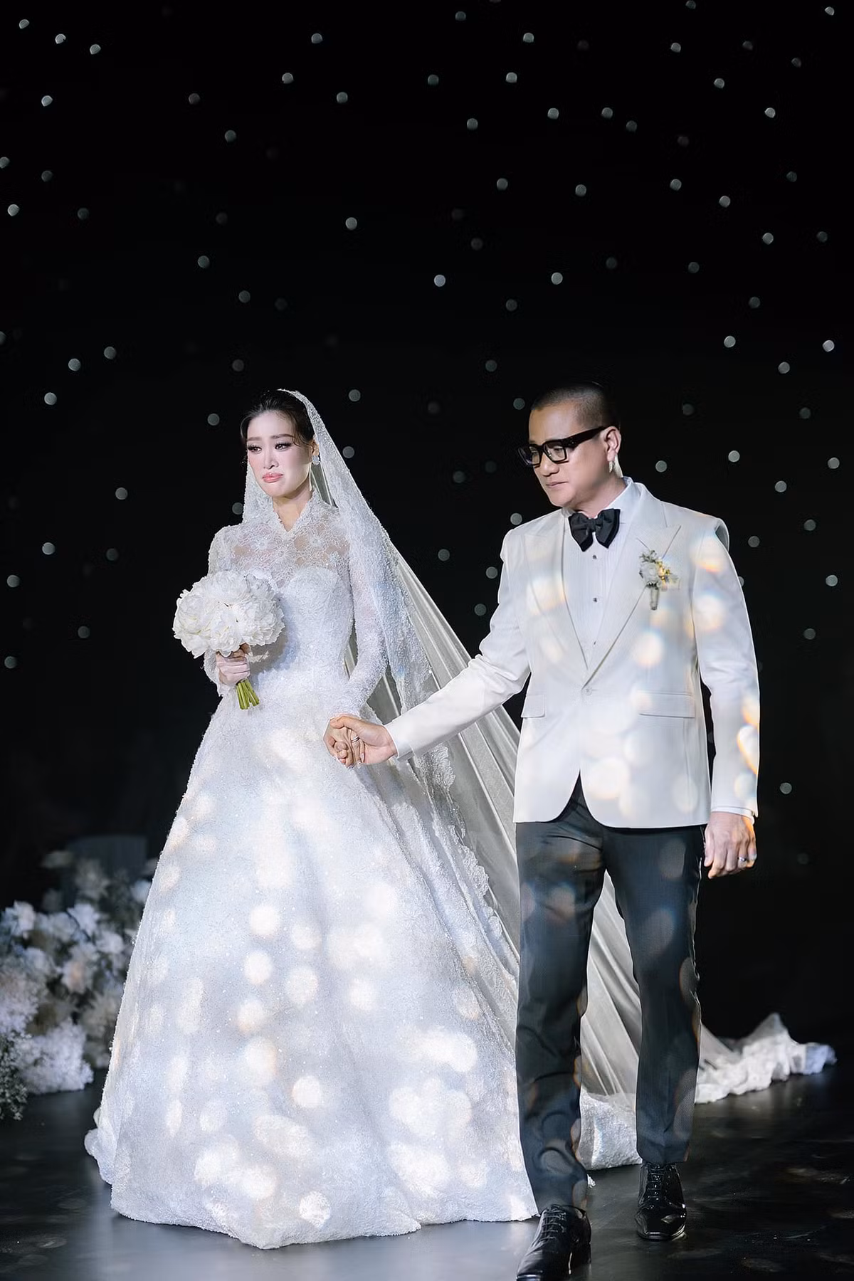 Một trong những tiết mục gây chú ý nhất trong hôn lễ là màn biểu diễn vừa hát vừa nhảy ca khúc "Chilly cha cha" của Hoa hậu Khánh Vân. Ảnh: FB Nguyễn Trần Khánh Vân