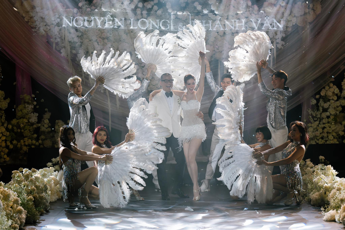 Khánh Vân nhận về những tràng vỗ tay cổ vũ từ khách mời khi khoe đôi chân dài cùng những động tác vũ đạo quyến rũ. Ảnh: FB Nguyễn Trần Khánh Vân