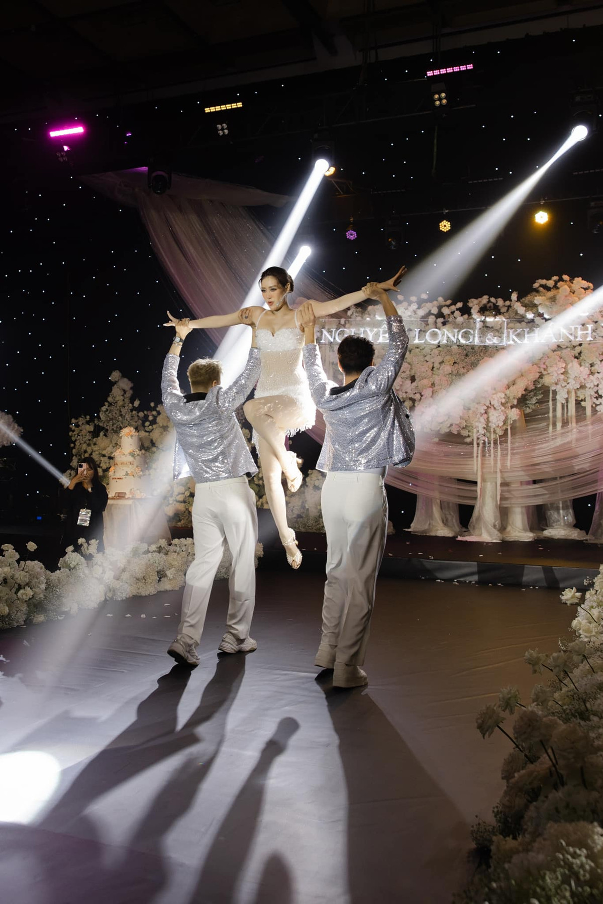 Clip Khánh Vân nhún nhảy gợi cảm trước mặt Long Nguyễn hút 2 triệu lượt xem nhưng cũng tạo nên làn sóng tranh cãi dữ dội. Ảnh: FB Nguyễn Trần Khánh Vân