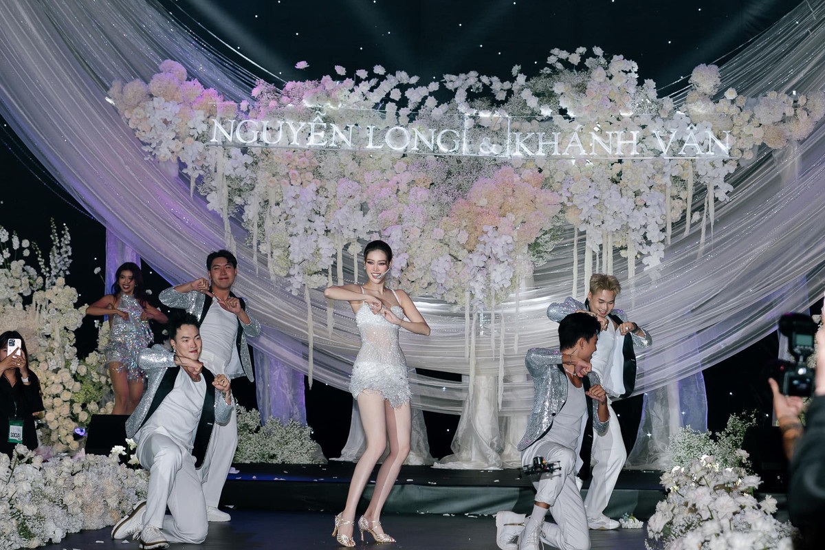 Đặc biệt, Khánh Vân khiến cả hội trường "náo loạn" khi thực hiện vũ đạo quyến rũ, mê hoặc chú rể Nguyễn Long đang ngồi trên ghế. Ảnh: FB Nguyễn Trần Khánh Vân