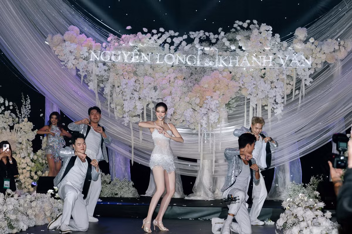 Đặc biệt, Khánh Vân khiến cả hội trường "náo loạn" khi thực hiện vũ đạo quyến rũ, mê hoặc chú rể Nguyễn Long đang ngồi trên ghế. Ảnh: FB Nguyễn Trần Khánh Vân