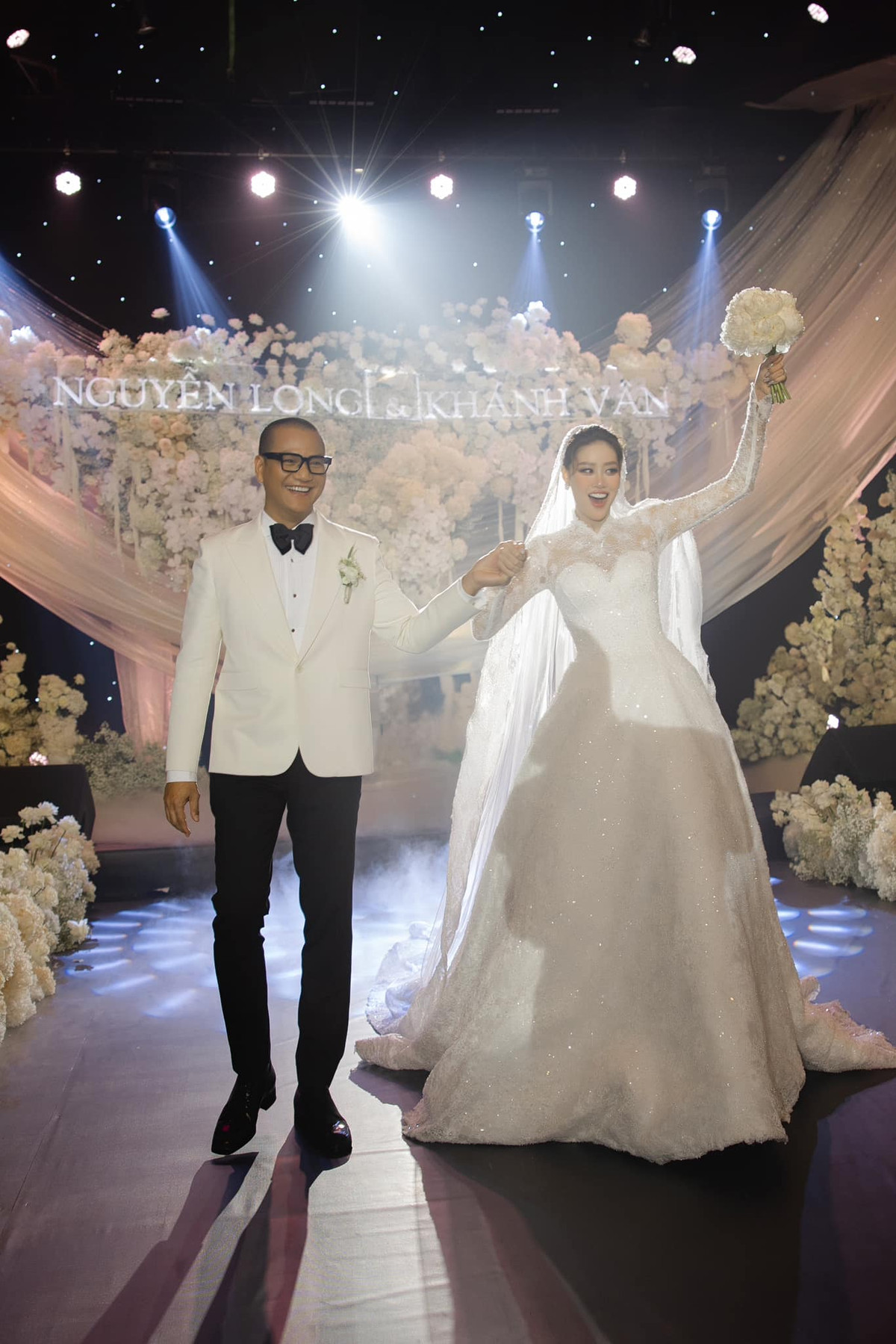 Tối 12/12, Hoa hậu Hoàn vũ Việt Nam 2019 Nguyễn Trần Khánh Vân và nhiếp ảnh gia Nguyễn Long chính thức tổ chức đám cưới trước sự chứng kiến của gia đình, bạn bè thân thiết. Ảnh: FB Nguyễn Trần Khánh Vân