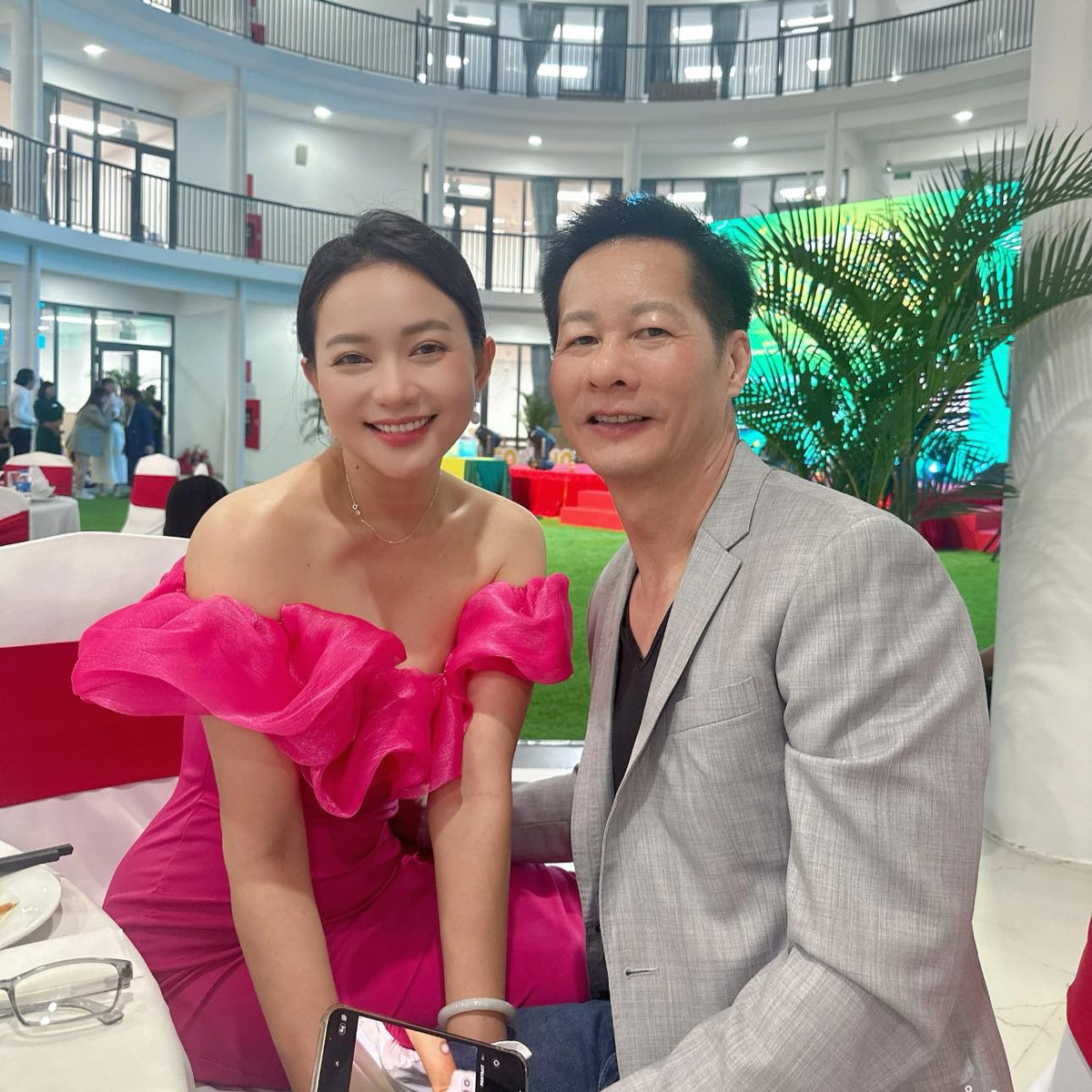 Vợ chồng Phan Như Thảo tình tứ tại sự kiện. Ảnh: FB Phan Như Thảo