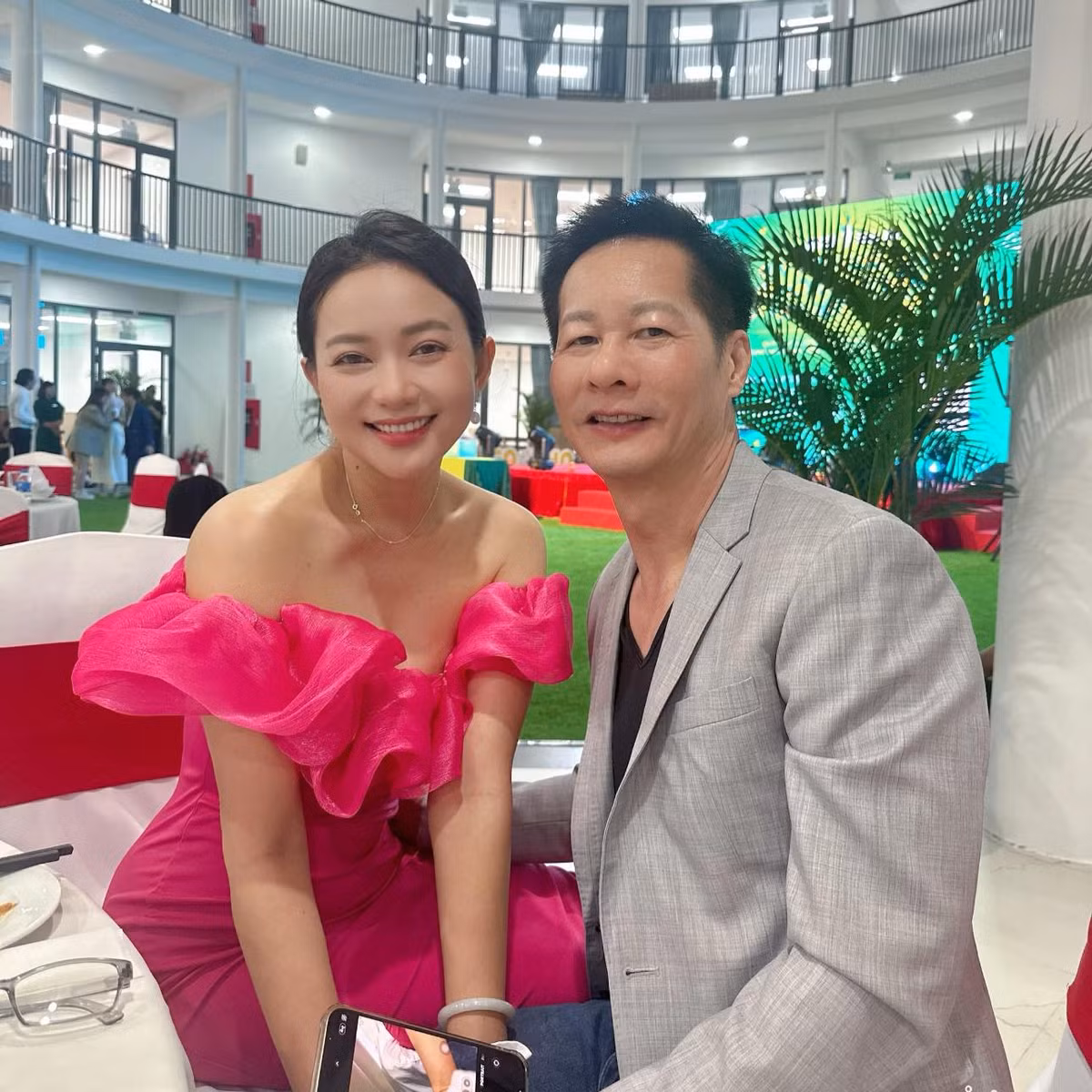 Vợ chồng Phan Như Thảo tình tứ tại sự kiện. Ảnh: FB Phan Như Thảo