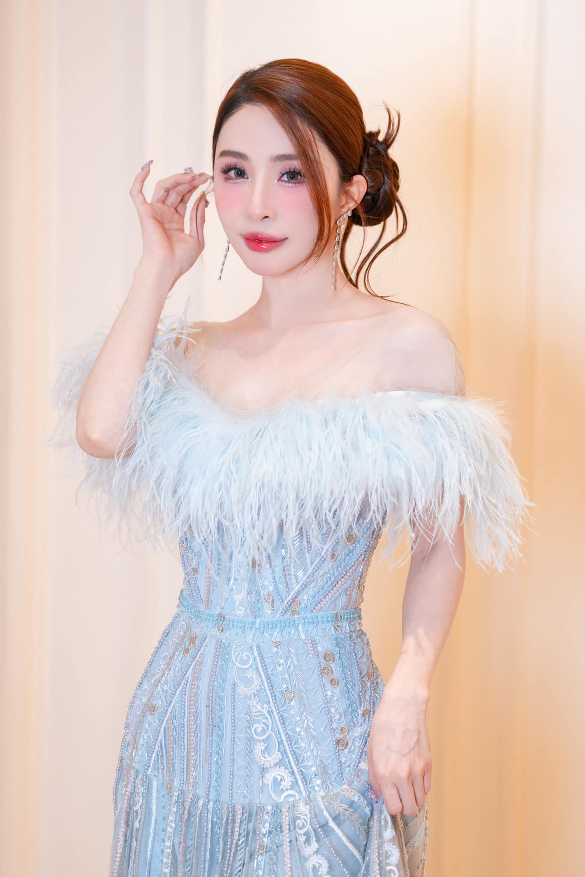 Diễn viên Quỳnh Nga đăng ảnh xinh đẹp kèm dòng trạng thái: "Đời của mình … Mình cứ vẽ cho xinh". Ảnh: FB Phạm Quỳnh Nga