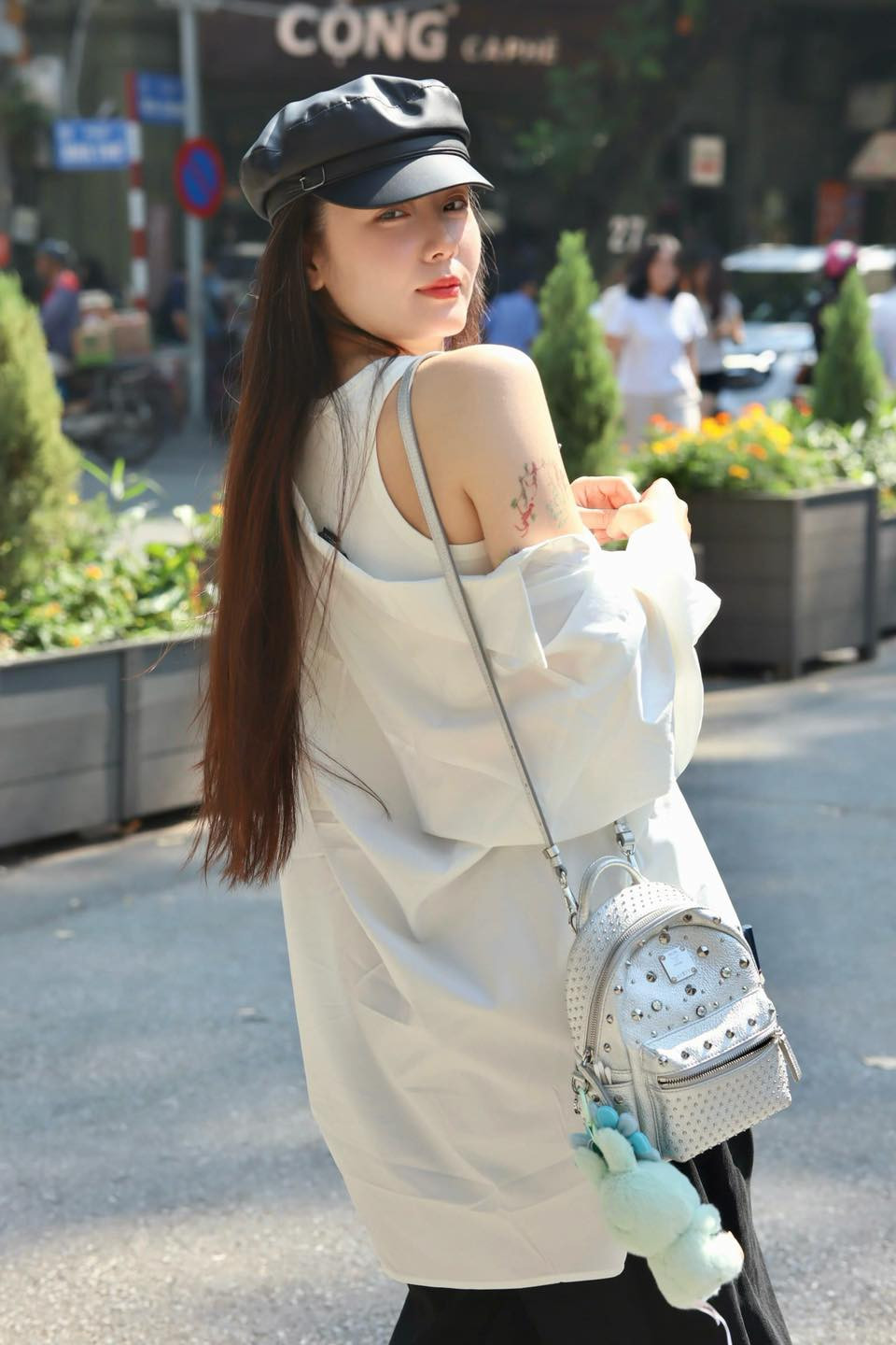 Ca sĩ Phương Linh chụp ảnh dưới nắng thu Hà Nội. Ảnh: FB Tran Phuong Linh