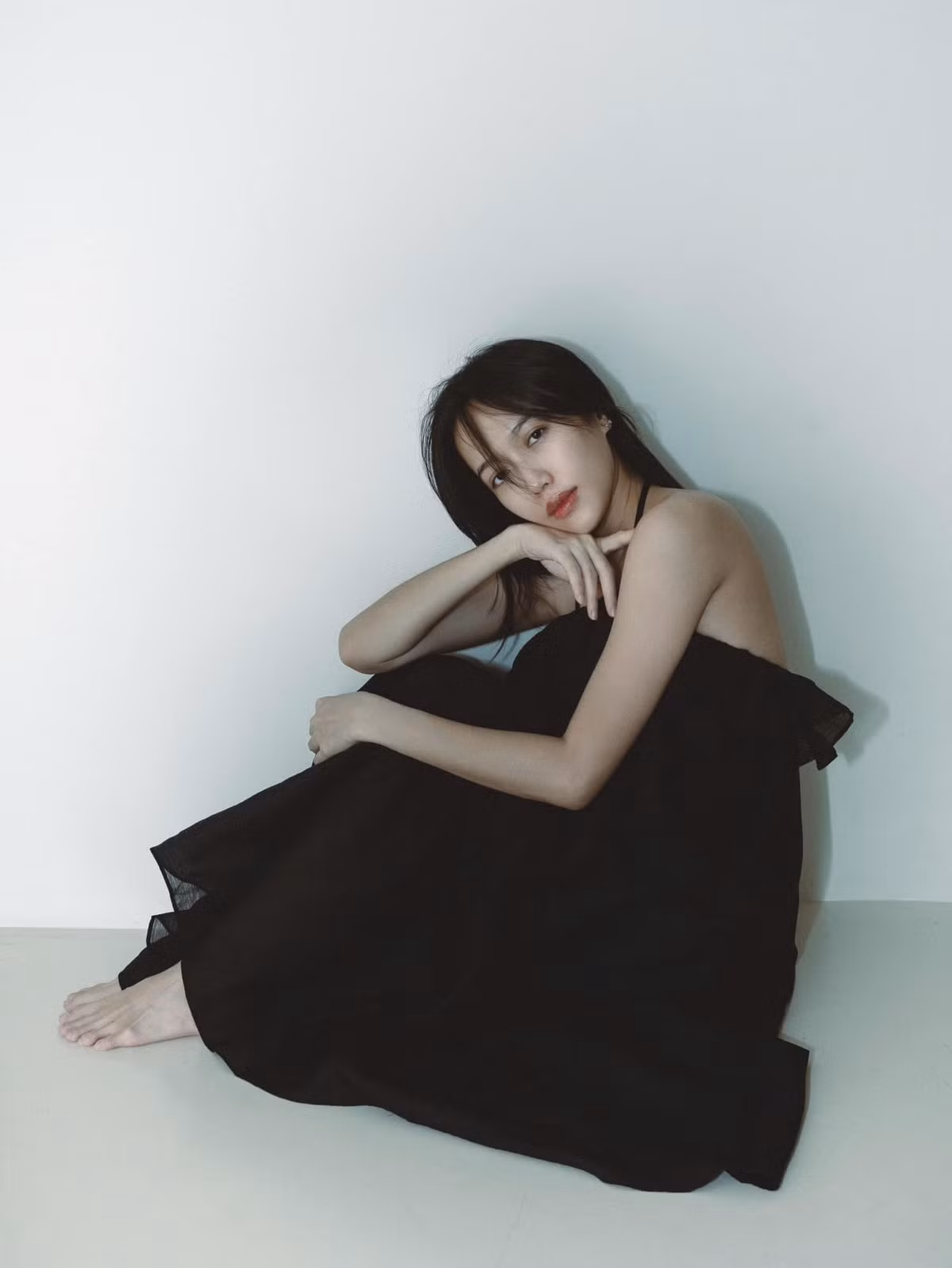 Diệu Nhi đăng ảnh trầm tư khác hẳn với phong cách vui tươi thường thấy. Ảnh: FB Diệu Nhi