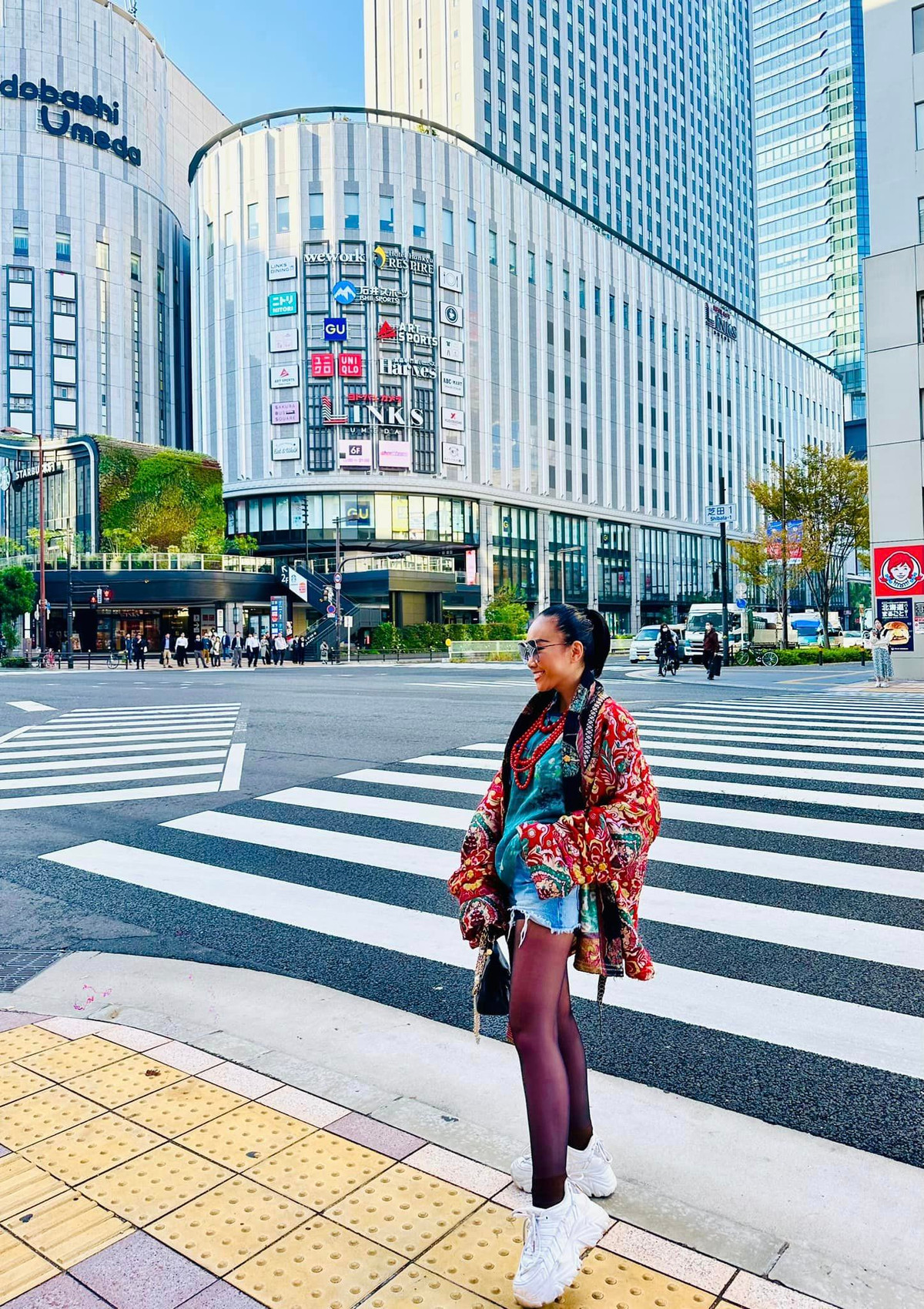 Ca sĩ Đoan Trang lên outfit đầy màu sắc dạo phố Nhật Bản. Ảnh: FB Doan Trang