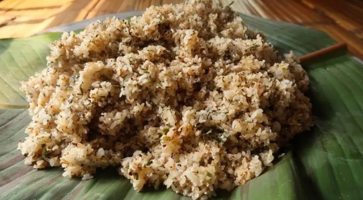 Một món ăn sáng không thể bỏ qua với du khách có dịp ghé thăm Ninh Bình đó là món xôi trứng kiến độc lạ mà hiếm nơi nào có được. Trứng kiến non sau khi lấy về ở những vùng núi đá vôi Nho Quan, Ninh Bình sẽ được rửa sạch, sau đó ướp gia vị và đem đi xào chín để cho lên xôi.