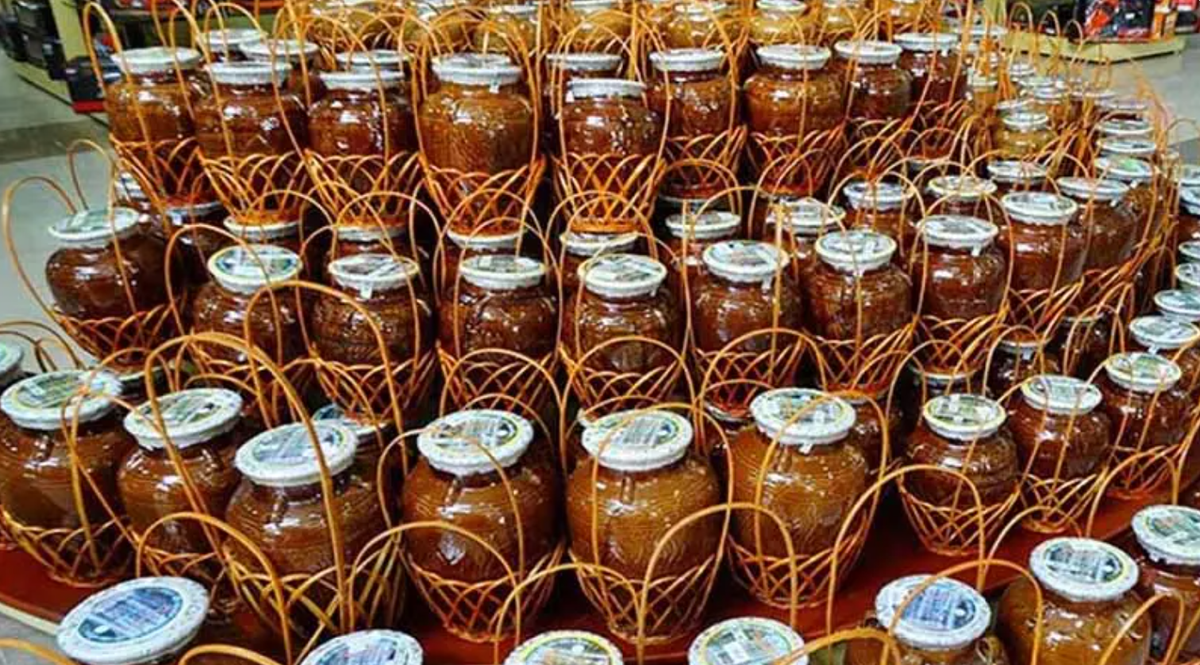 Rượu cần Nho Quan là một món đặc sản của dân tộc Mường. Phần rượu cần được nấu từ gạo nếp và được ủ với thời gian ít nhất 3 tháng nên rượu cần Nho Quan mang vị cay ngọt, nồng tự nhiên tạo nên một hương vị rất đặc trưng.