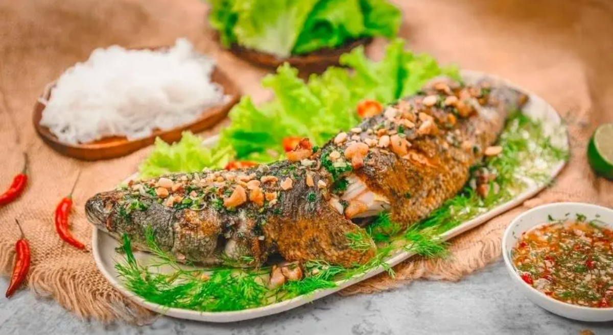 Cá chuối nướng cũng là món ăn ngon, đặc sản của Ninh Bình không thể bỏ qua. Cá sau khi làm sạch không cần tẩm ướp đem đi nướng để giữ nguyên hương vị tự nhiên nhất của thịt cá.