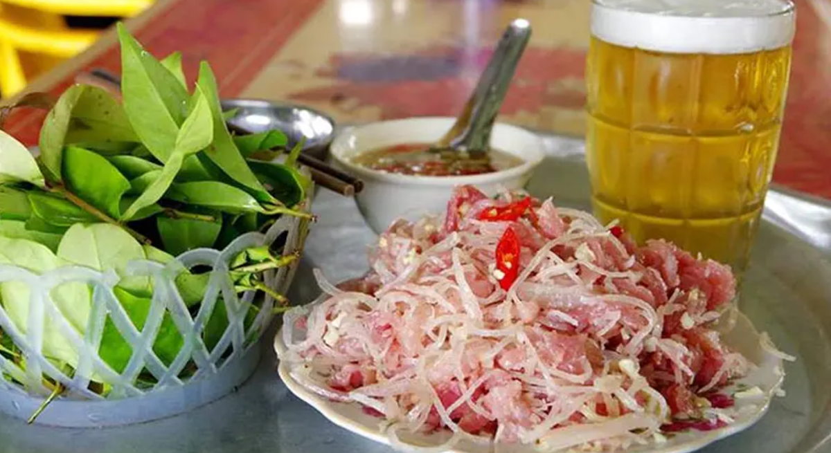 Nem chua Yên Mạc là món ăn truyền thống lâu đời của Ninh Bình, nổi tiếng với hương vị chua thanh, cay nồng và vị ngọt nhẹ của thịt. Nem chua Yên Mạc thường được ăn kèm với bánh mì, dưa góp hoặc chấm với tương ớt, tạo nên hương vị khó cưỡng.