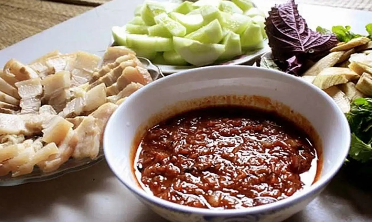 Nhắc đến mắm tép Gia Viễn là nhắc đến một món ngon đậm đà mang đậm nét văn hoá độc đáo vùng cố đô Ninh Bình. Du khách có thể thưởng thức mắm tép với rau luộc, thịt luộc hoặc ăn với cơm nóng cũng khá ngon.