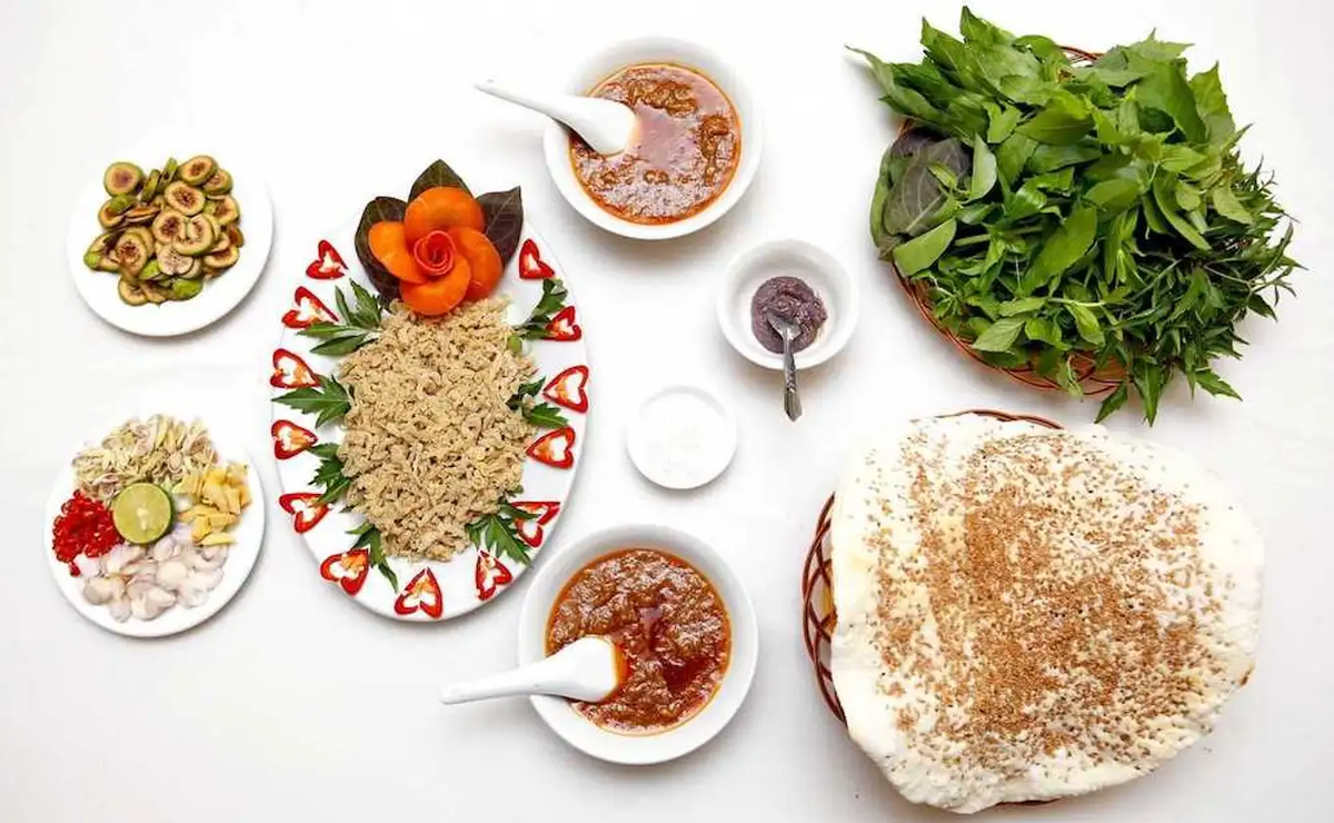 Gỏi cá nhệch là đặc sản độc đáo của Ninh Bình, được chế biến từ những con cá nhệch béo ngậy, dai ngon. Gỏi cá nhệch thường được ăn kèm với bánh đa, rau sống và chấm với nước mắm chua ngọt, tạo nên hương vị chua cay, mặn ngọt hài hòa.