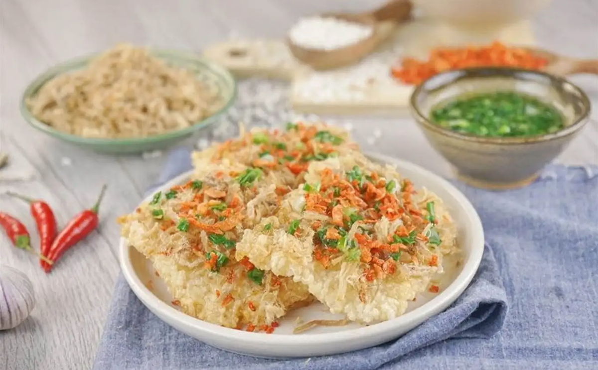 Nhắc đến đặc sản Ninh Bình, không thể không kể đến món cơm cháy trứ danh. Cơm cháy Ninh Bình có màu vàng ươm, giòn rụm, được làm từ những hạt nếp dẻo thơm, rang cùng mỡ lợn và gia vị. Món ăn này thường được ăn kèm với nước sốt đậm đà, thịt dê núi hoặc ruốc, tạo nên hương vị hài hòa, khó quên.