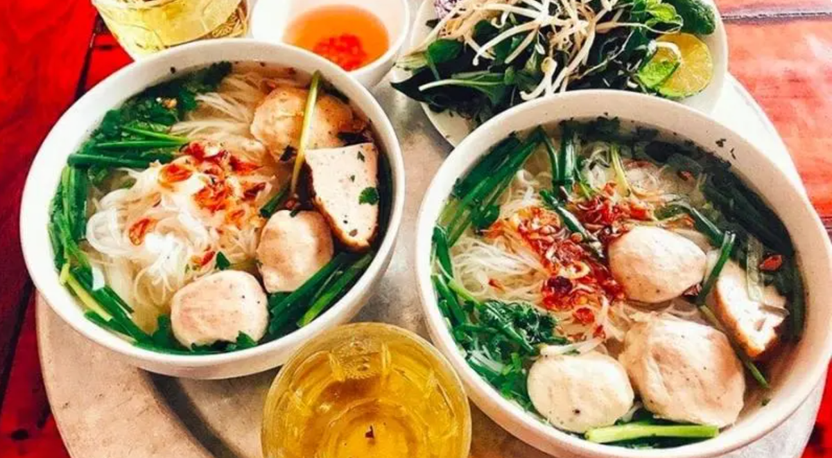 Bún mọc là món ăn sáng thích hợp dành cho những ngày đi du lịch chưa biết ăn gì tại Ninh Bình. Sợi bún trắng, dẻo ăn cùng với những viên mọc giòn dai. Đặc biệt nước dùng được nêm nếm đậm đà vừa khẩu vị, ăn cùng với giá, rau húng, kinh giới,...