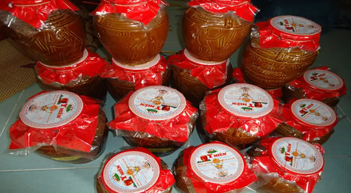 Rượu Lai Thành được xem là một trong những danh tửu của vùng đất Ninh Bình được nhiều tín đồ ưa thích. Phần rượu được làm chủ yếu từ gạo nếp cái hoa vàng kết hợp cùng kỹ thuật nấu rượu truyền thống đã tạo nên một vị rượu cay nồng, thơm nức khiến nhiều người phải gật gù khen ngon. Ảnh: Sưu tầm