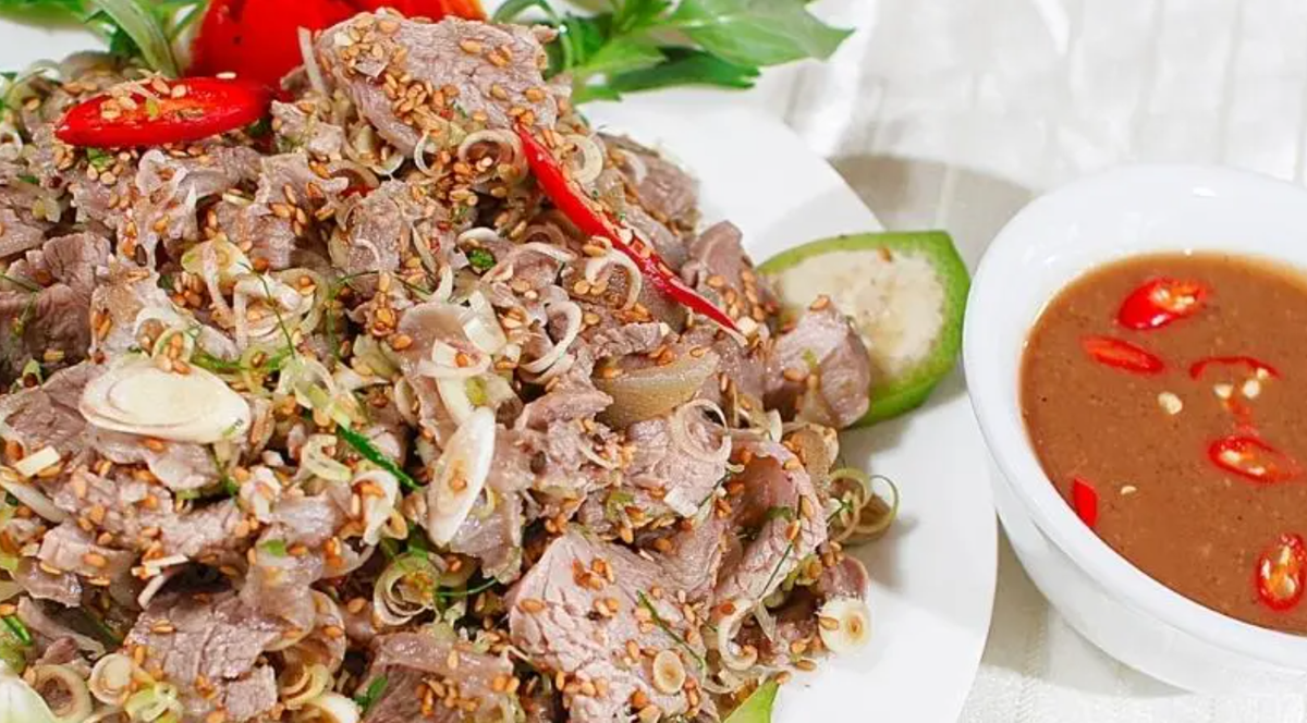 Nằm trong top đặc sản Ninh Bình nhất định phải kể đến món dê núi, được mệnh danh là "vua của các loài thịt" bởi hương vị thơm ngon, chắc ngọt. Thịt dê được chế biến thành nhiều món ăn hấp dẫn như dê nướng, dê tái chanh, dê hầm, lẩu dê,... Mỗi món ăn đều mang một hương vị đặc trưng riêng, khiến du khách say mê.