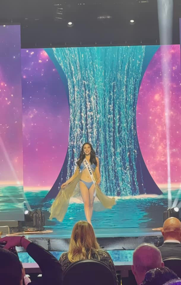 Trên sân khấu với phần thi trang phục áo tắm, Hoa hậu Nguyễn Cao Kỳ Duyên tự tin nở nụ cười rạng rỡ. Ảnh: FB Miss Universe Vietnam