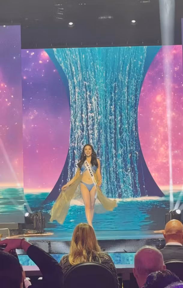 Trên sân khấu với phần thi trang phục áo tắm, Hoa hậu Nguyễn Cao Kỳ Duyên tự tin nở nụ cười rạng rỡ. Ảnh: FB Miss Universe Vietnam
