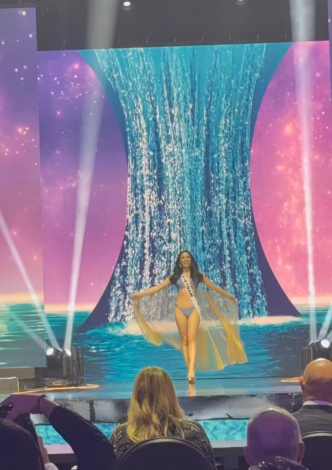 Kỳ Duyên còn gây bất ngờ khi cởi áo choàng ngay trên sân khấu, khoe trọn đường cong cơ thể trong bộ bikini. Ảnh: FB Miss Universe Vietnam