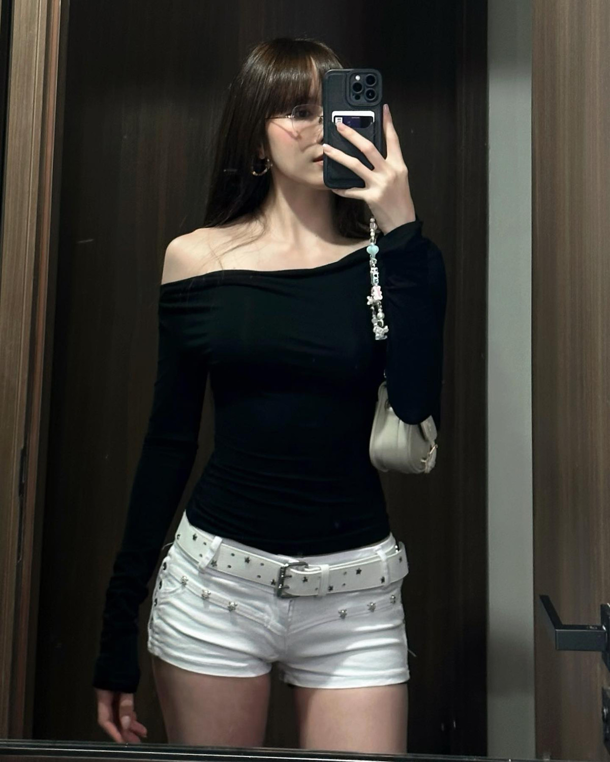 Sở hữu gương mặt tươi trẻ và dáng người nhỏ nhắn, dù trên sân khấu hay ngoài đời, Thiều Bảo Trâm đều theo đuổi phong cách gợi cảm. Ảnh: FB Thiều Bảo Trâm