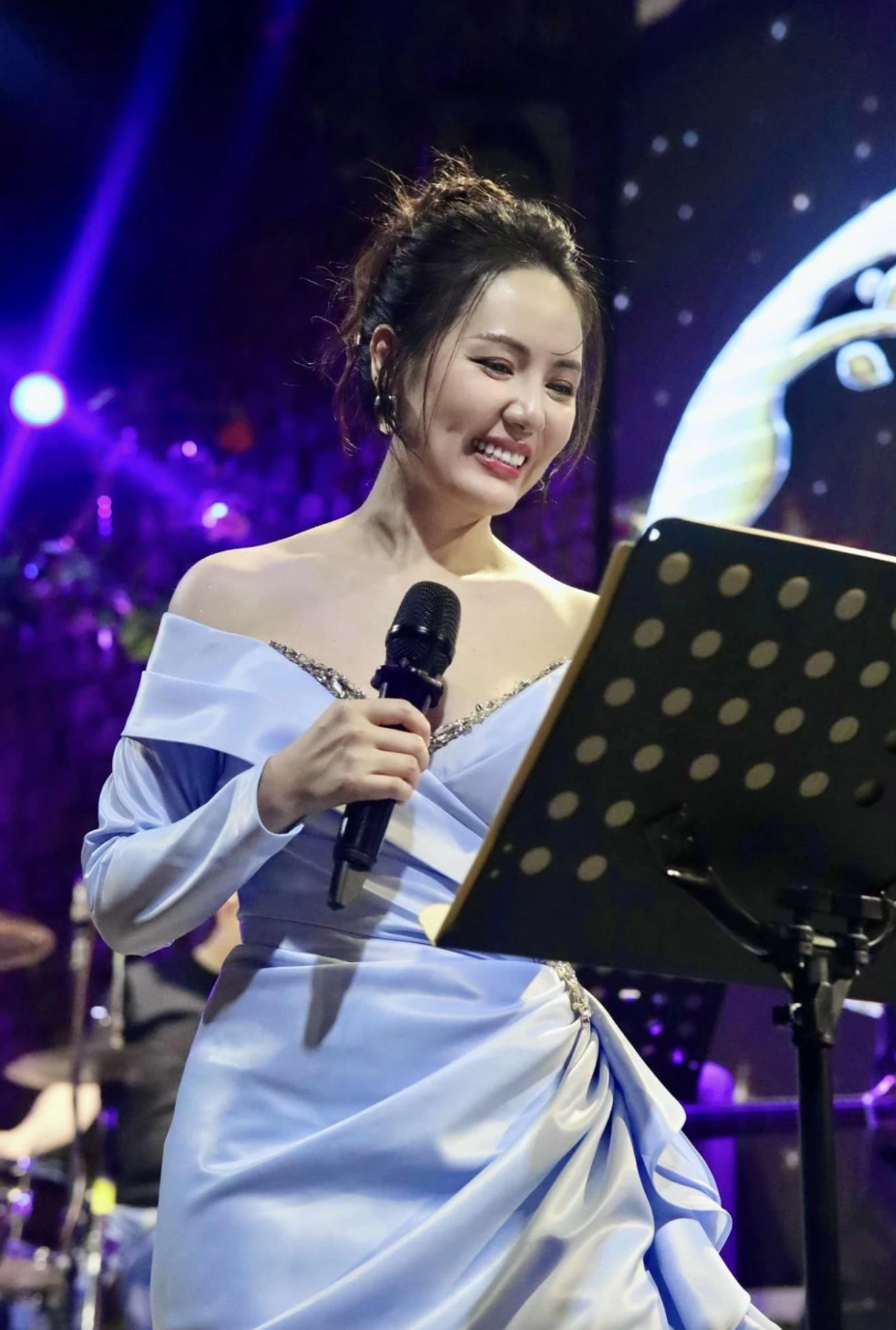 Cô tự tin khoe nhan sắc trẻ trung cùng vòng eo "con kiến". Ảnh: FB Tran Phuong Linh