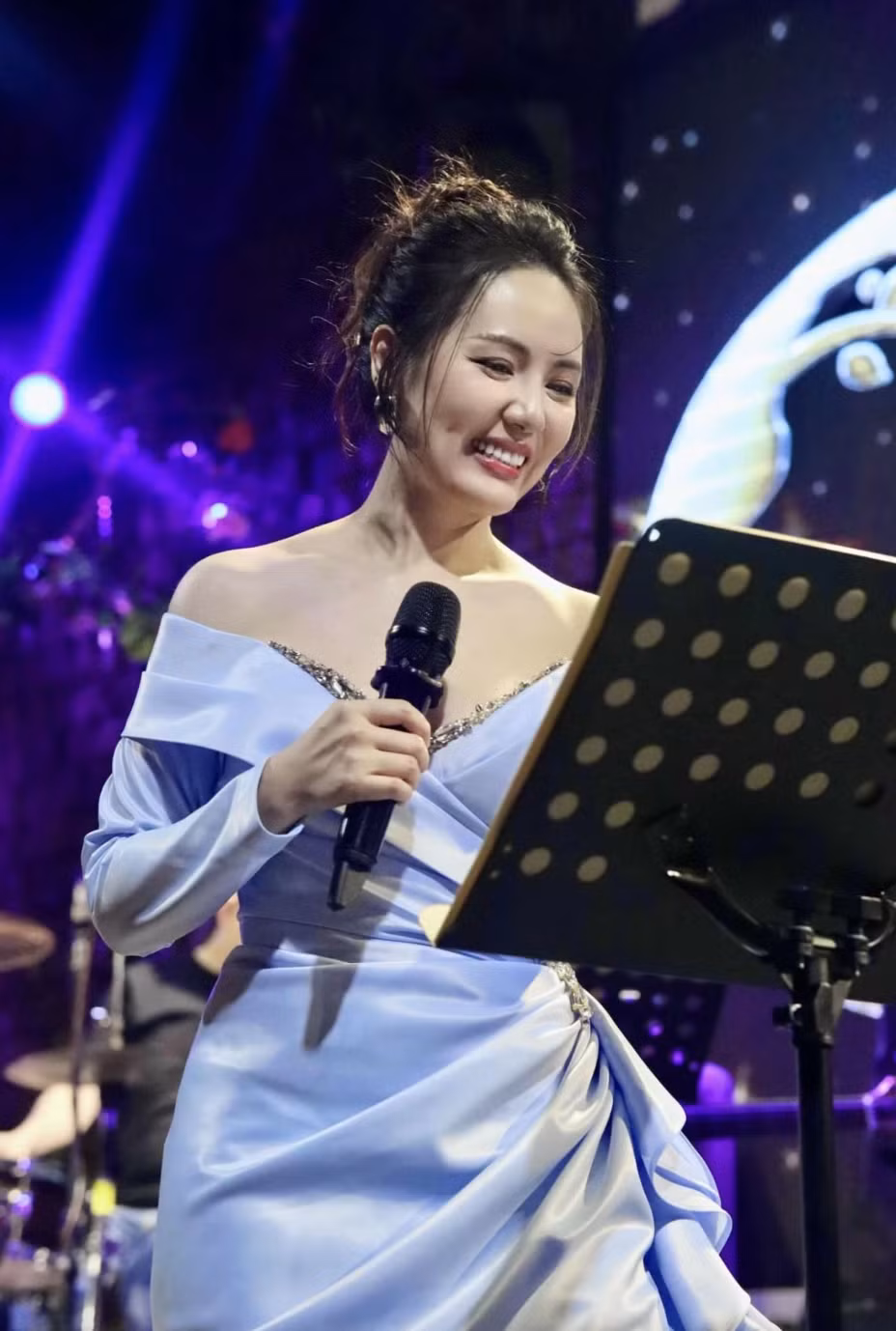 Cô tự tin khoe nhan sắc trẻ trung cùng vòng eo "con kiến". Ảnh: FB Tran Phuong Linh