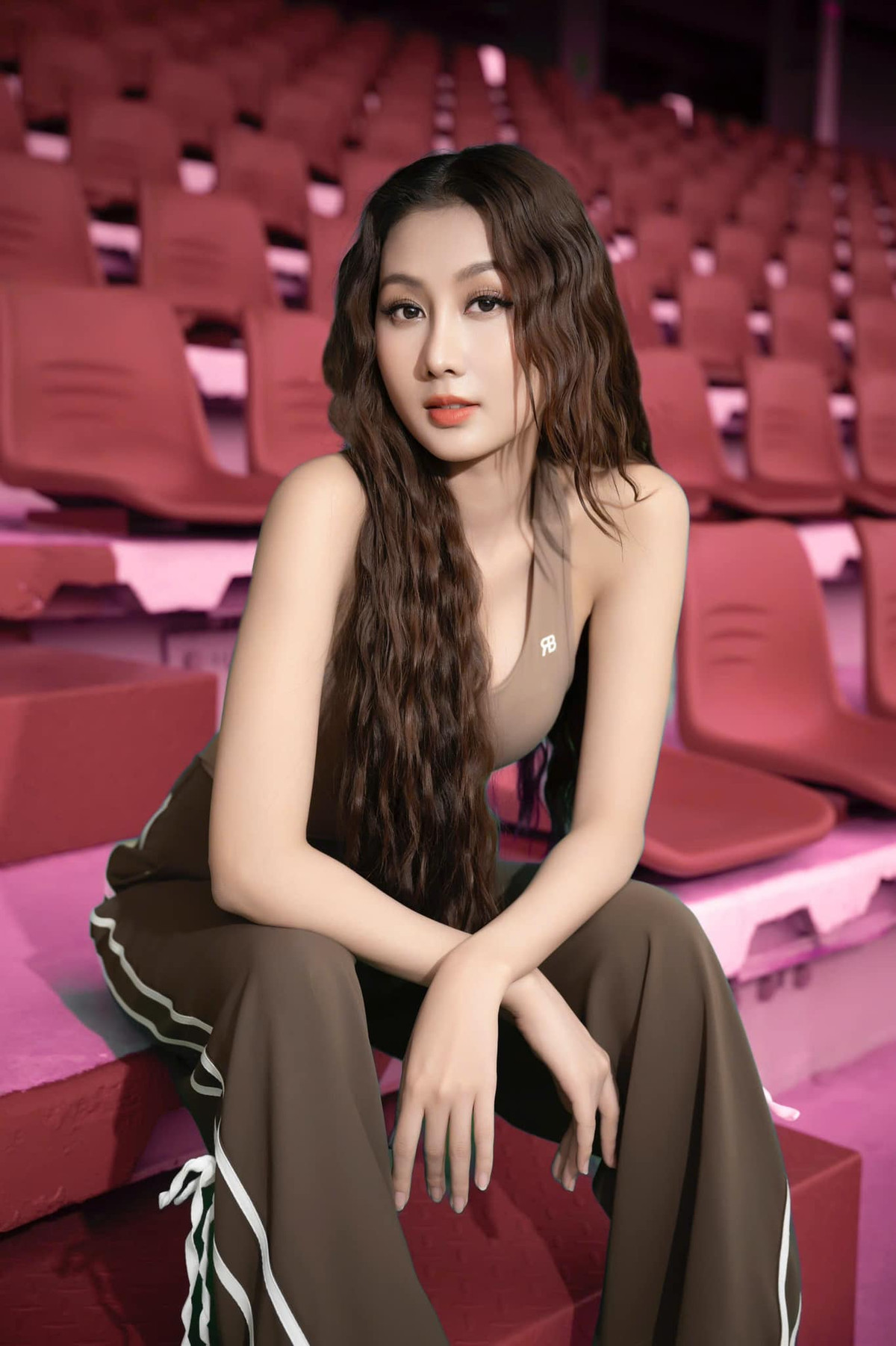 Thời trang ngọt ngào, đậm chất cá tính của nàng hậu. Ảnh: FB Võ Lê Quế Anh