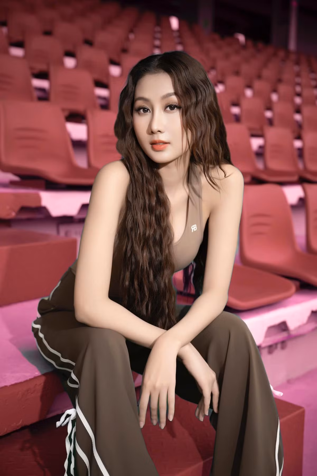 Thời trang ngọt ngào, đậm chất cá tính của nàng hậu. Ảnh: FB Võ Lê Quế Anh