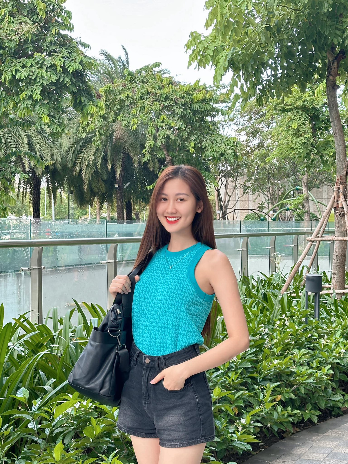 Quế Anh yêu thích những bộ trang phục năng động với tông màu tươi mát, kiểu dáng đơn giản, tôn đường cong cơ thể. Ảnh: FB Võ Lê Quế Anh