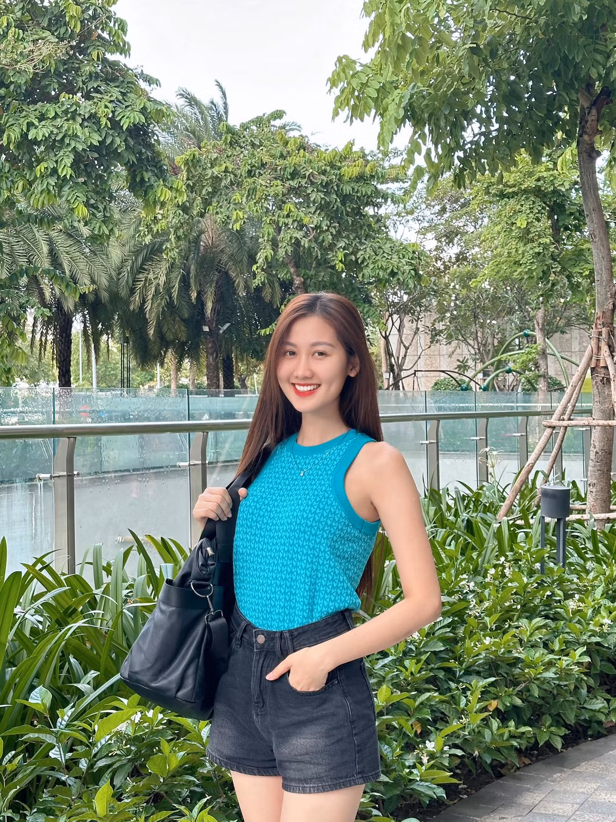 Quế Anh yêu thích những bộ trang phục năng động với tông màu tươi mát, kiểu dáng đơn giản, tôn đường cong cơ thể. Ảnh: FB Võ Lê Quế Anh