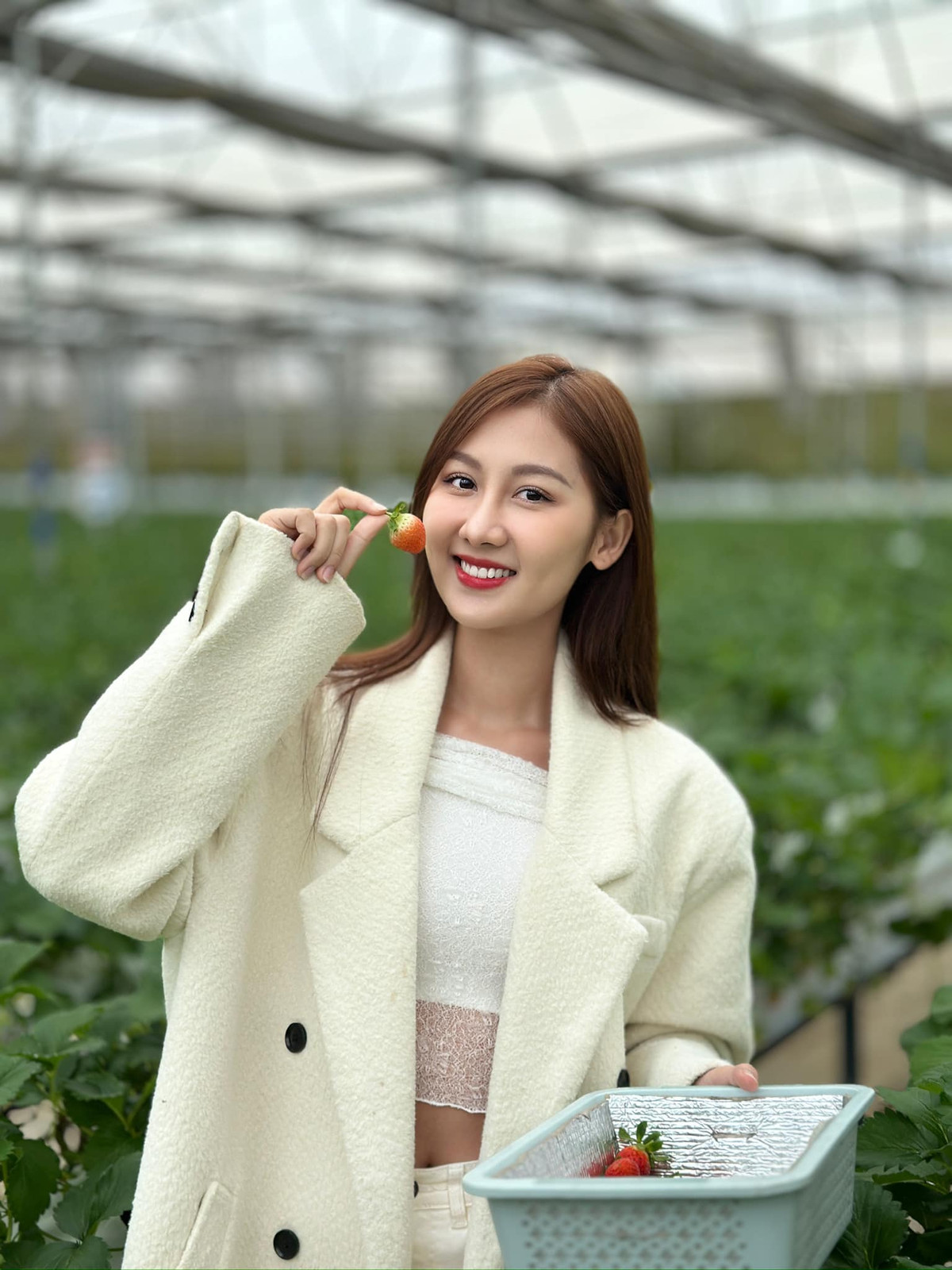 Nàng hậu Việt thường xuyên xuất hiện với những bộ cánh trẻ trung, năng động, từ váy áo ngắn khoe chân dài đến những set đồ cá tính, phá cách. Ảnh: FB Võ Lê Quế Anh