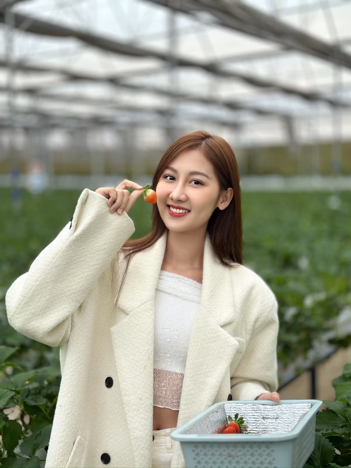 Nàng hậu Việt thường xuyên xuất hiện với những bộ cánh trẻ trung, năng động, từ váy áo ngắn khoe chân dài đến những set đồ cá tính, phá cách. Ảnh: FB Võ Lê Quế Anh